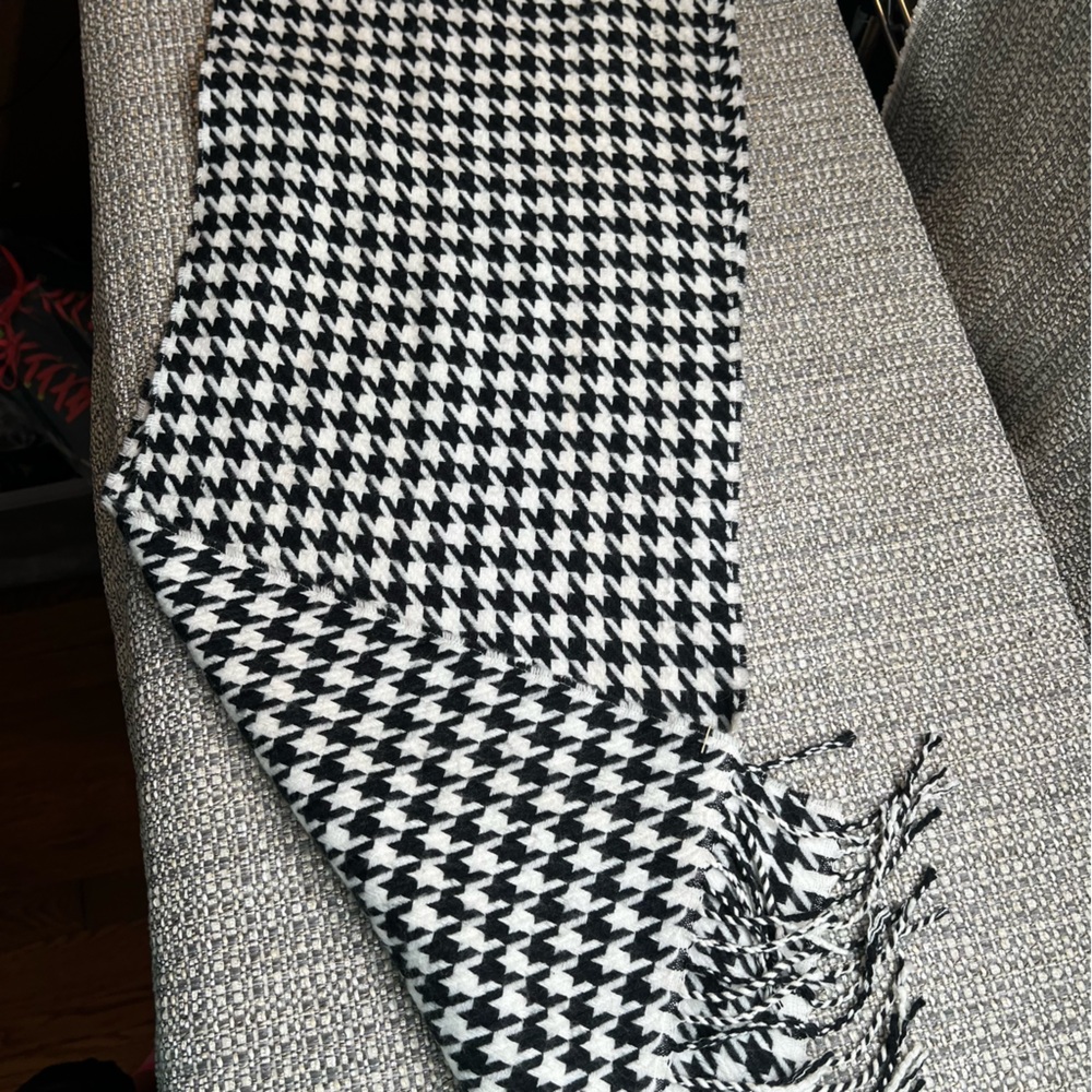 Softer than Cashmere Ultra Cozy houndstooth Scarf! 12” wide x 62” long